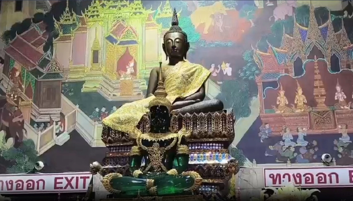 แห่ส่องเลขเด็ด \"หลวงพ่อปากน้ำ\" เลขในอ่างน้ำมนต์ชัดมาก