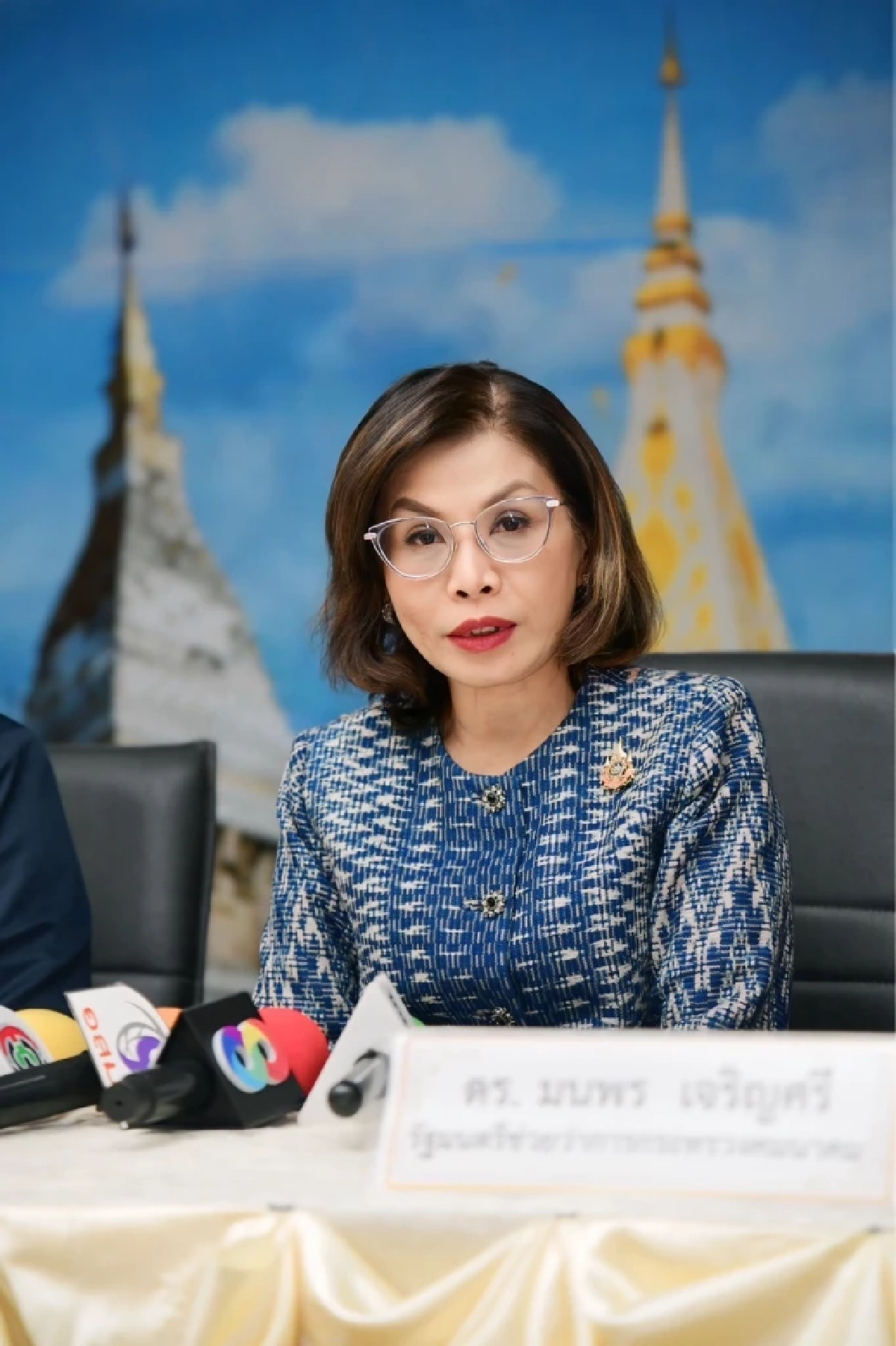 นางมนพร เจริญศรี รัฐมนตรีช่วยว่าการกระทรวงคมนาคม