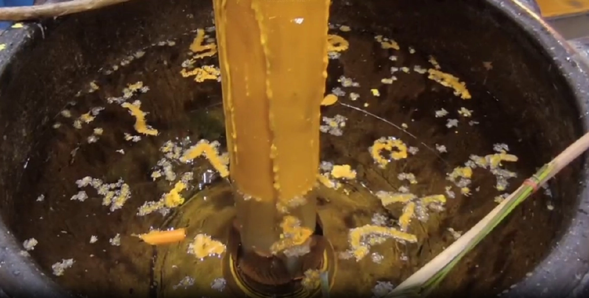 แห่ส่องเลขเด็ด \"หลวงพ่อปากน้ำ\" เลขในอ่างน้ำมนต์ชัดมาก