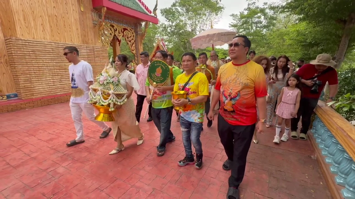 อลังการ งานบวช นาคนั่งช้างแห่ โปรยลอตเตอรี่ 200 ใบ เงินอีกครึ่งแสน