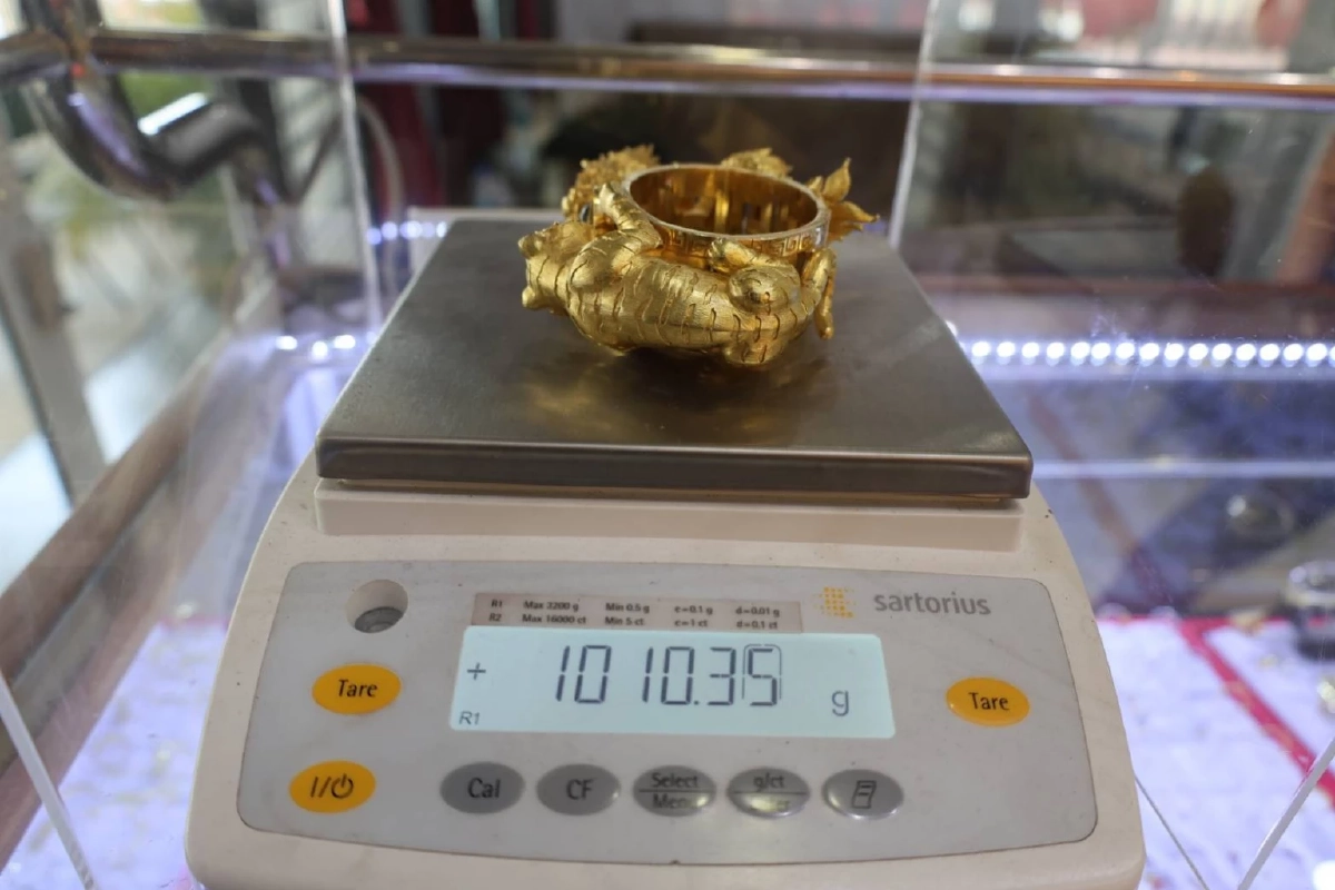 ฮือฮา ร้านทองโชว์ \"กำไลข้อมือมังกร\" หนัก 1 กก. มูลค่ากว่า 3.4 ล้าน