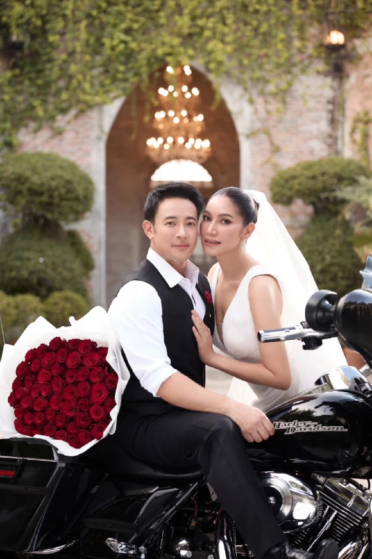 เปิดภาพหวาน "เบนซ์ - มิค" ถ่ายพรีเวดดิ้ง ครบรอบแต่งงาน 12 ปี