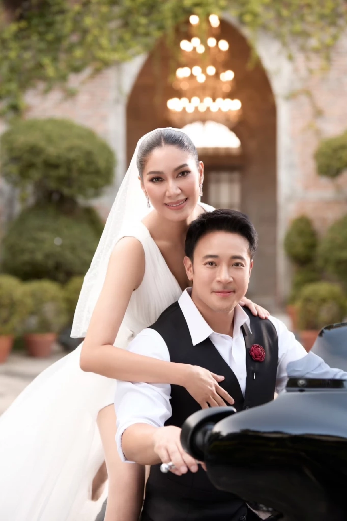 เปิดภาพหวาน "เบนซ์ - มิค" ถ่ายพรีเวดดิ้ง ครบรอบแต่งงาน 12 ปี