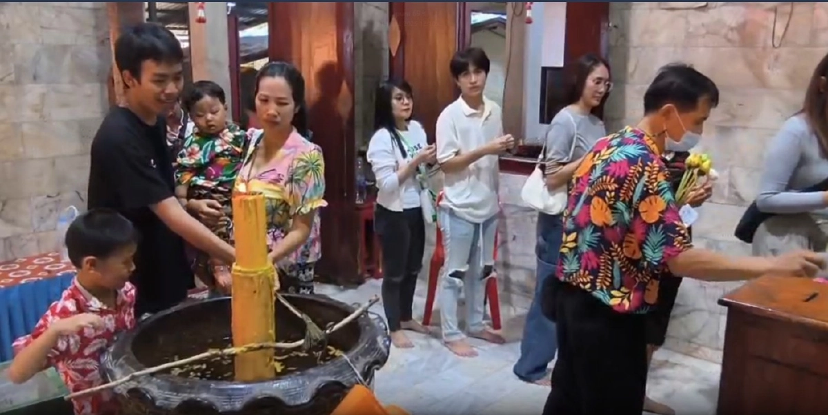 แห่ส่องเลขเด็ด \"หลวงพ่อปากน้ำ\" เลขในอ่างน้ำมนต์ชัดมาก