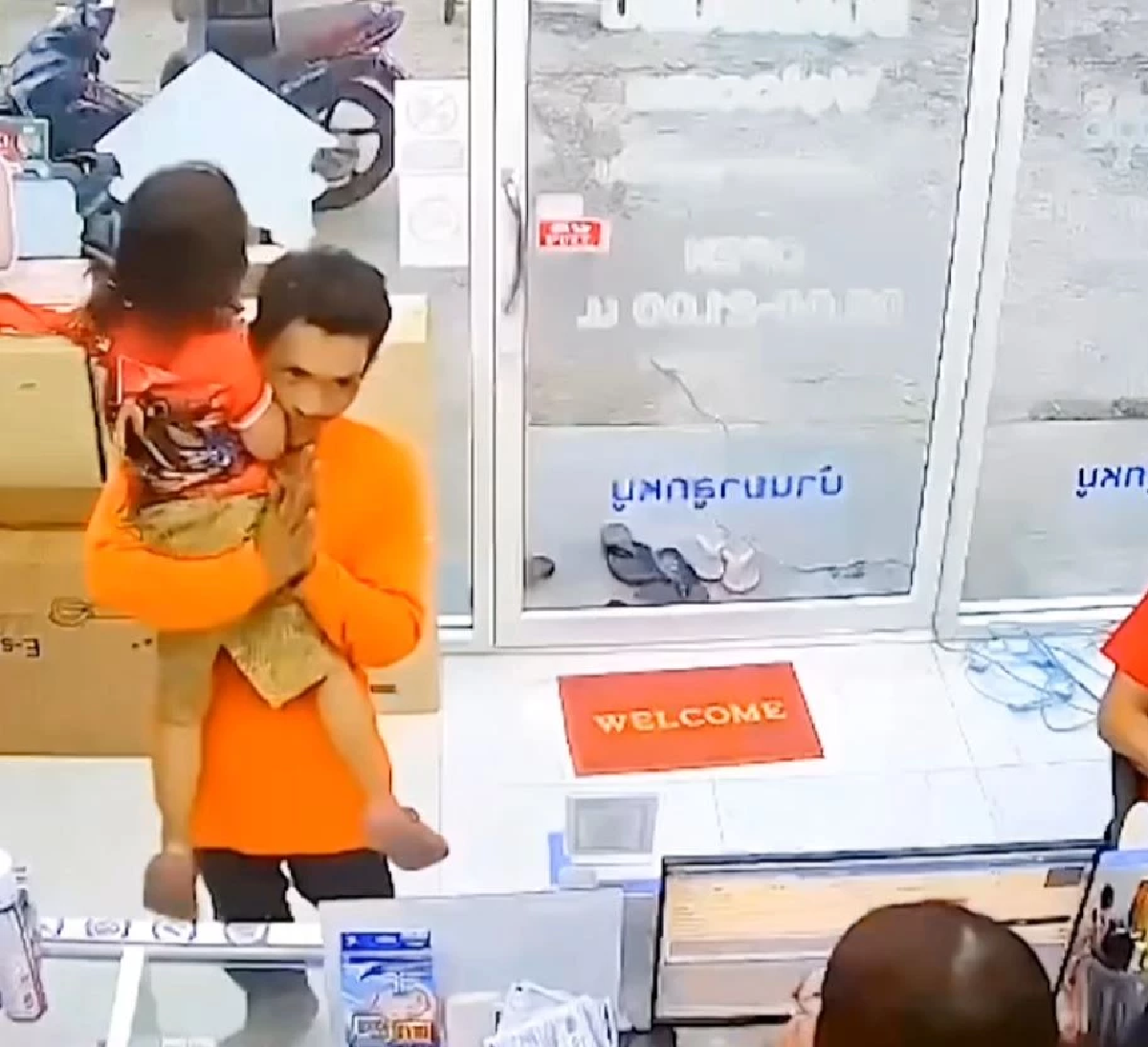 คลิปใจฟู ลูกป่วย พ่อไม่มีเงิน ไปขอยาลดไข้ ตกเย็นพากลับมาขอบคุณ