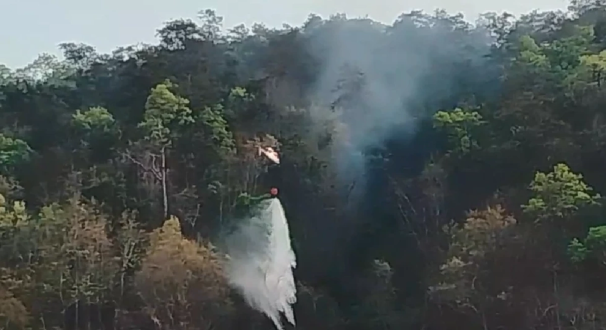 ฮ.กระทรวงทรัพยากรฯ บินโปรยน้ำ จุดเสี่ยงหน้าผา-เขาสูง ดับไฟป่าแม่ฮ่องสอน