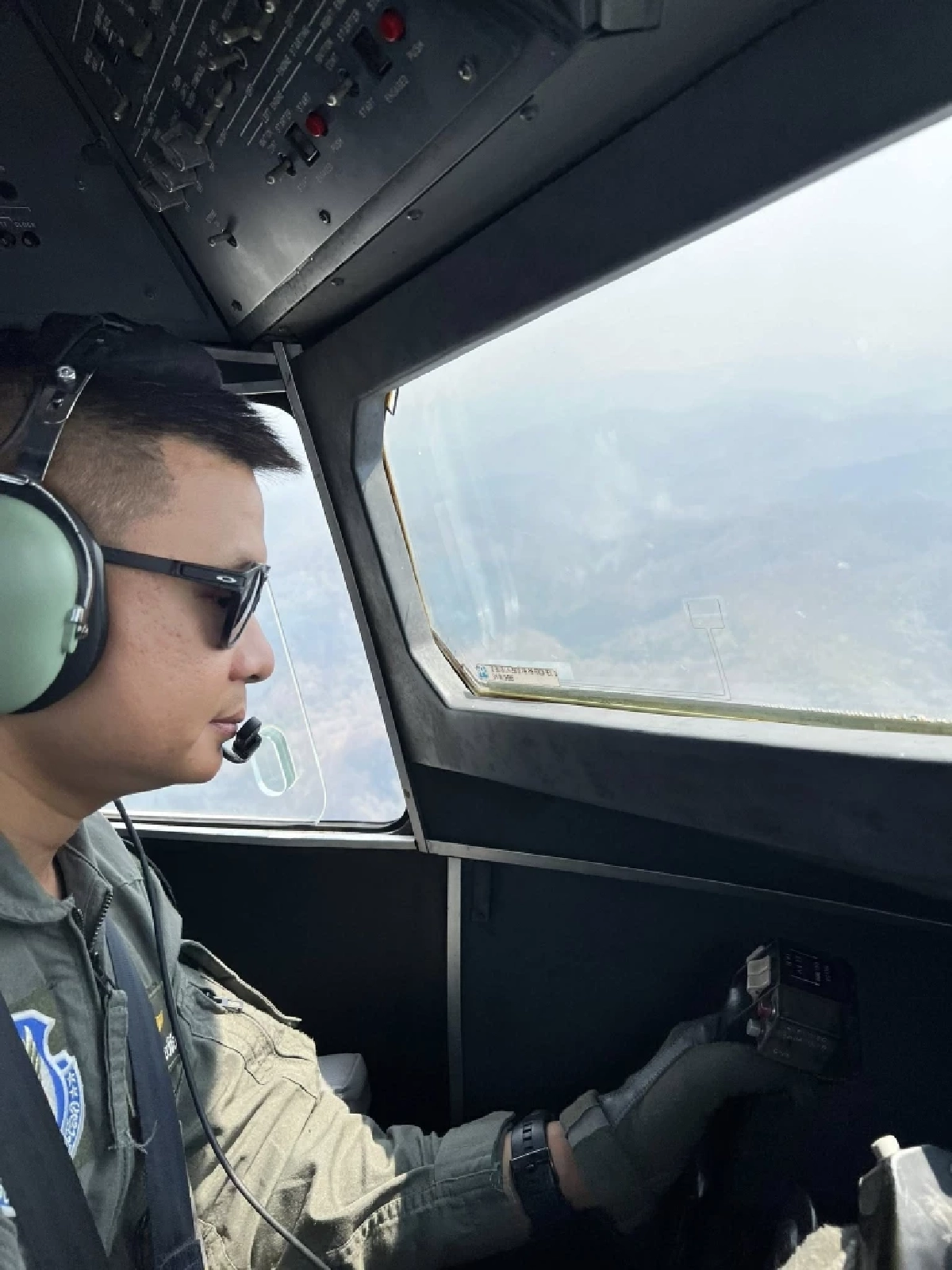 ฮ.กระทรวงทรัพยากรฯ บินโปรยน้ำ จุดเสี่ยงหน้าผา-เขาสูง ดับไฟป่าแม่ฮ่องสอน