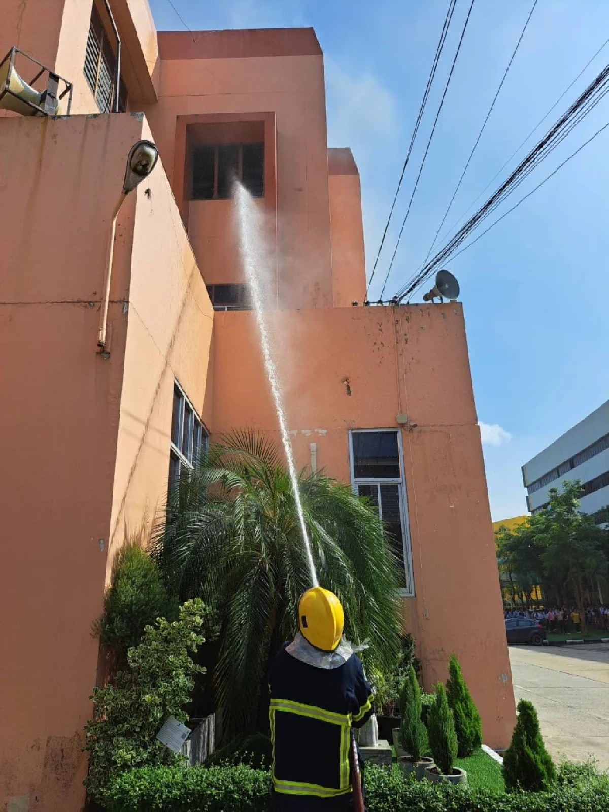 ไฟไหม้ รร.มัธยมวัดหนองจอก ล่าสุดเจ้าหน้าที่คุมเพลิงได้แล้ว