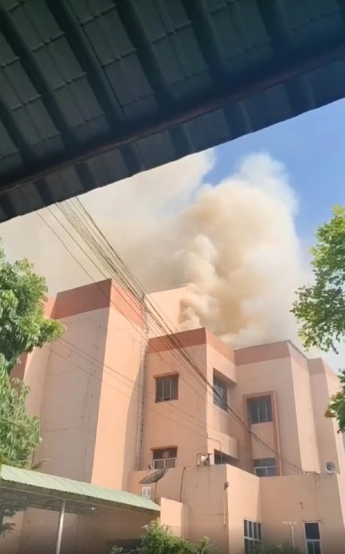 ไฟไหม้ รร.มัธยมวัดหนองจอก ล่าสุดเจ้าหน้าที่คุมเพลิงได้แล้ว