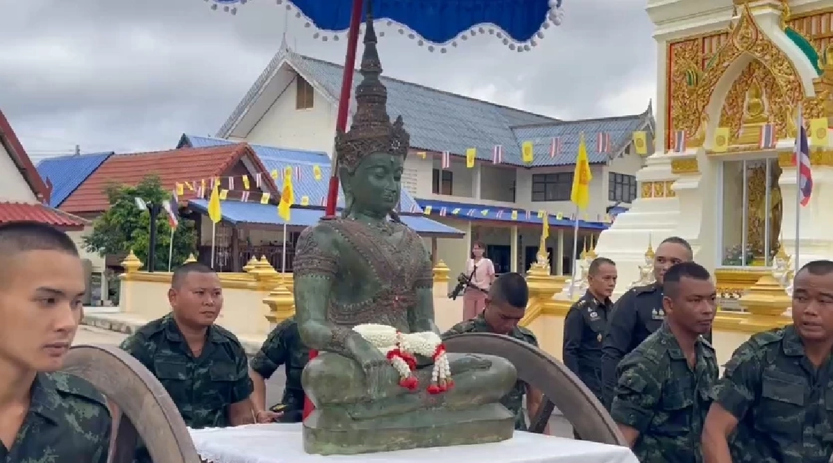 ปาฏิหาริย์กลางพิธี! ขณะแม่ทัพภาคที่ 2 ร่วมถวายพระประธานโบราณ \"ปางสะดุ้งมาร\"