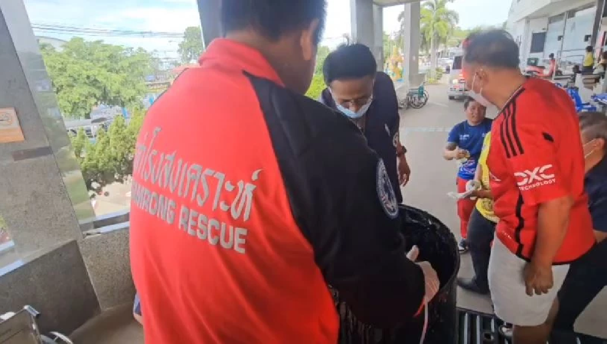 ตำรวจเร่งไขปม สาวนำรถไปถวายวัด เจออีกที ตกถังยางมะตอย อาการสาหัส