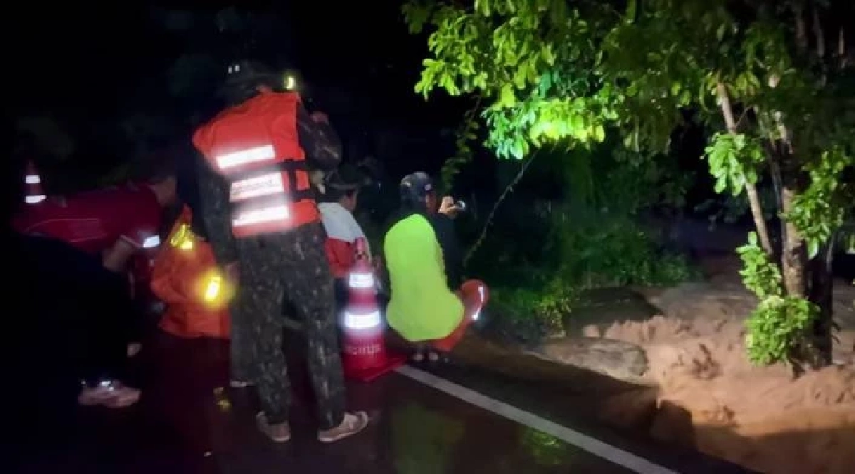 เปิดคลิปวินาที น้ำป่าไหลหลากซัดรถ ส.อบต. ตกเหวลึก ล่าสุดยังหาไม่พบ