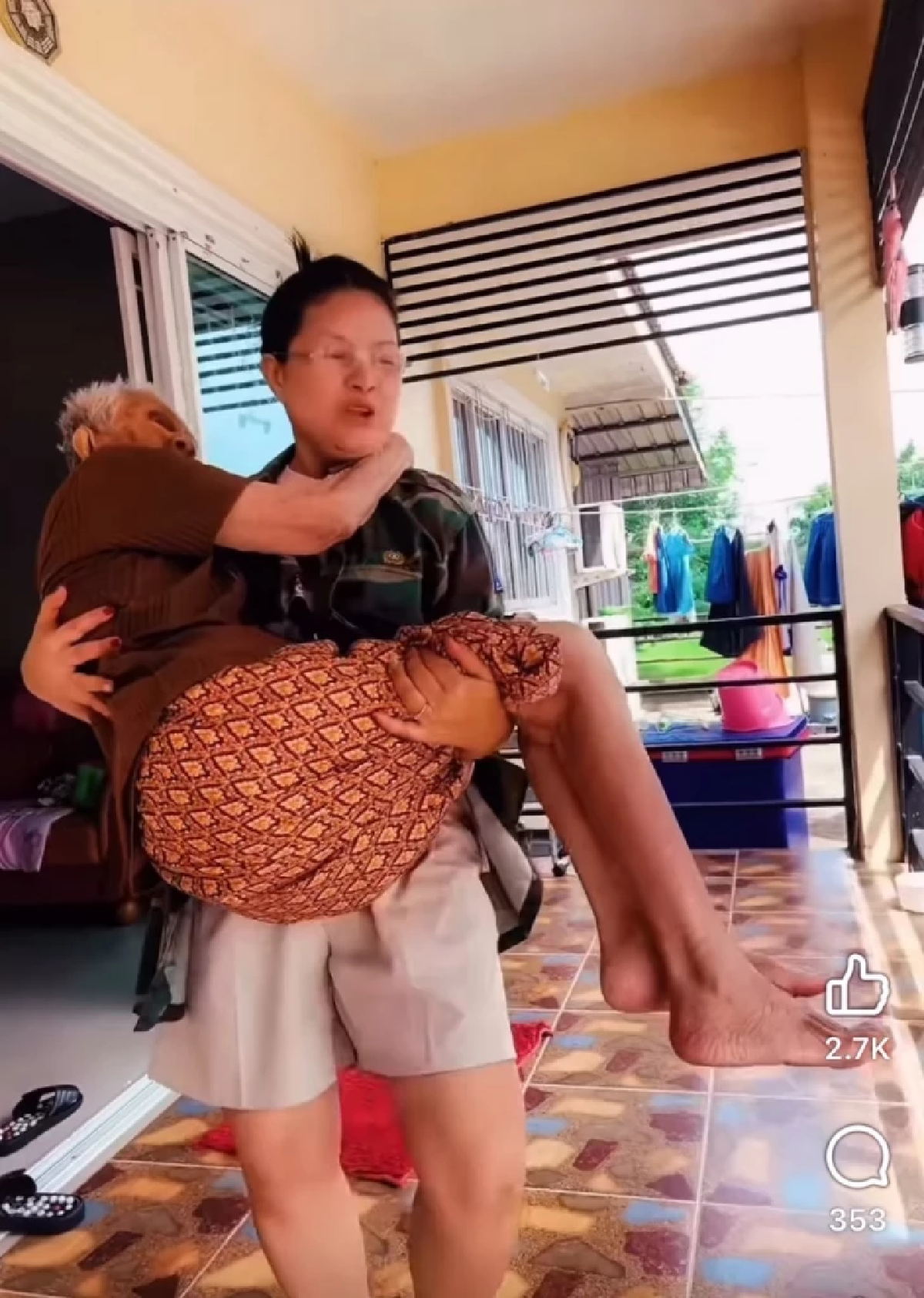 ระทึก! อดีตนักร้อง \"เจี๊ยบ กนกพร\" อุ้ม \"แม่\" หนีตายสงคราม \"กัมพูชา\" (คลิป)