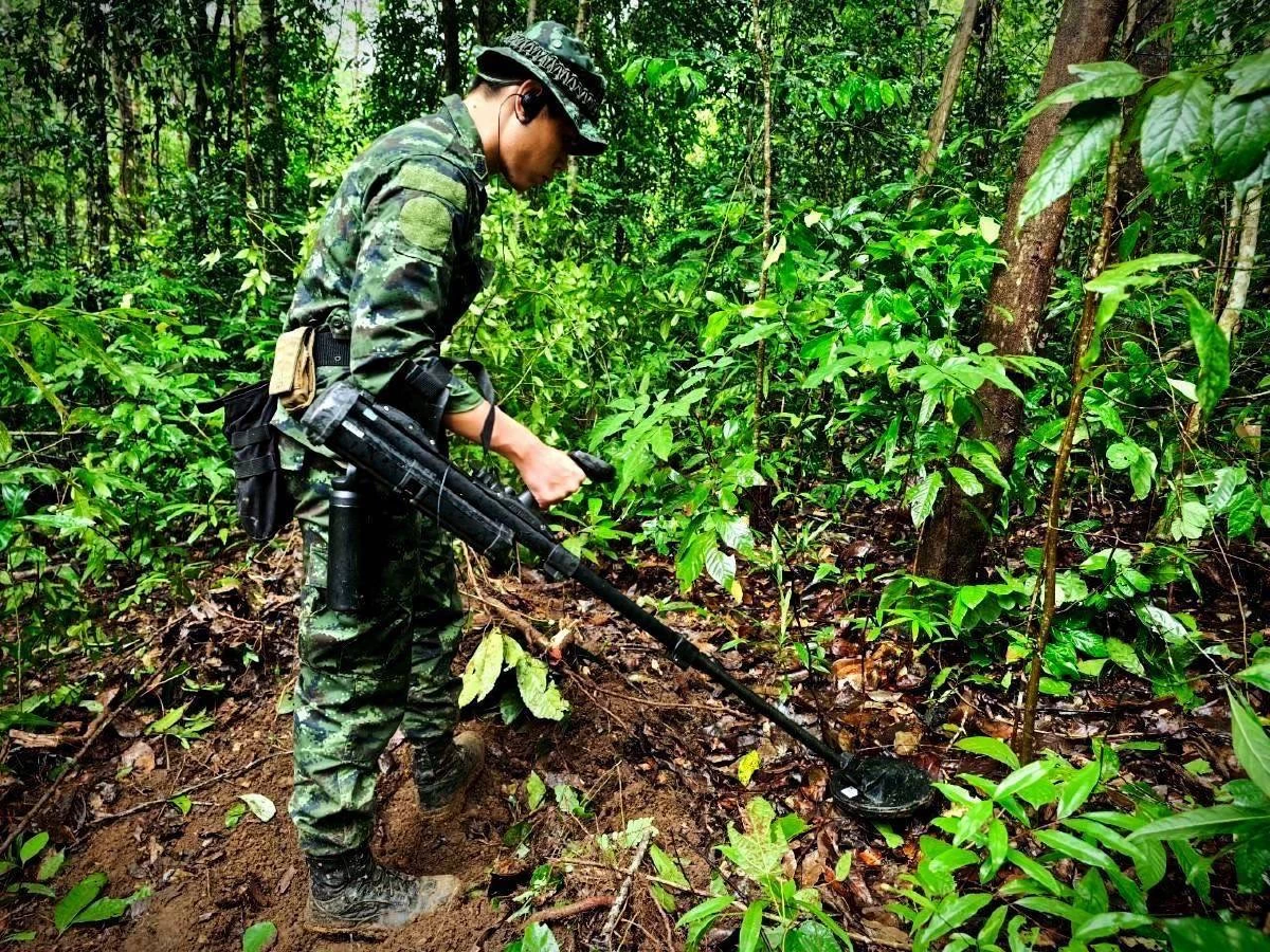 ทหารช่าง พบ \"สนามทุ่นระเบิดใหม่\" หลายร้อยลูกในช่องบก เร่งเก็บกู้