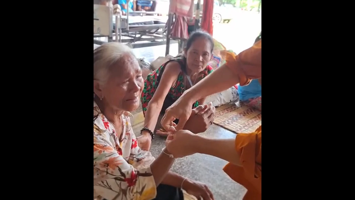 แม่ ปล่อยโฮกลางศูนย์อพยพ รู้ข่าวลูกชายสละชีพกลางสนามรบ