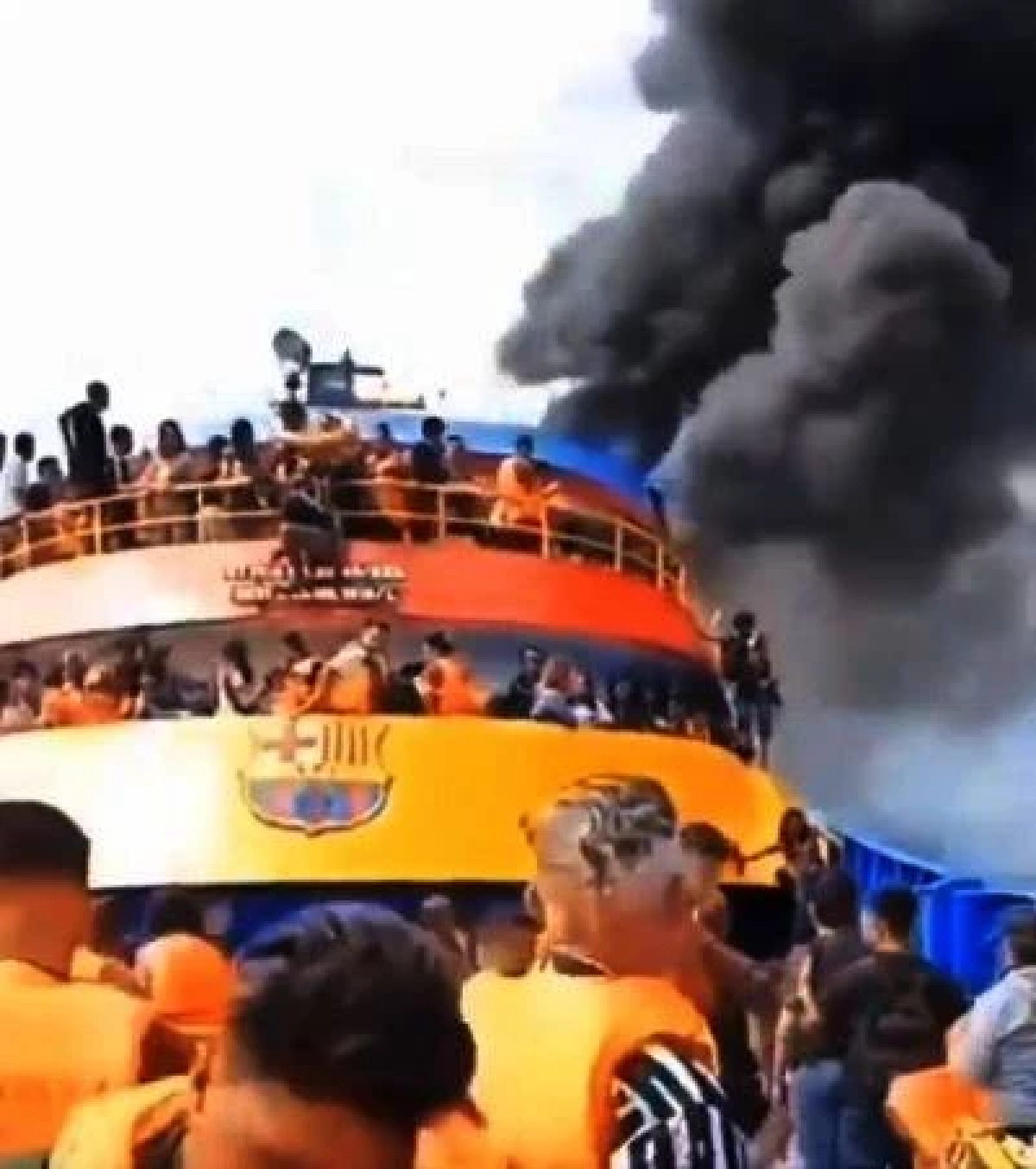ไฟไหม้เรือเฟอร์รีอินโด คนนับร้อยโดดน้ำหนีตาย มีรายงานดับ 5