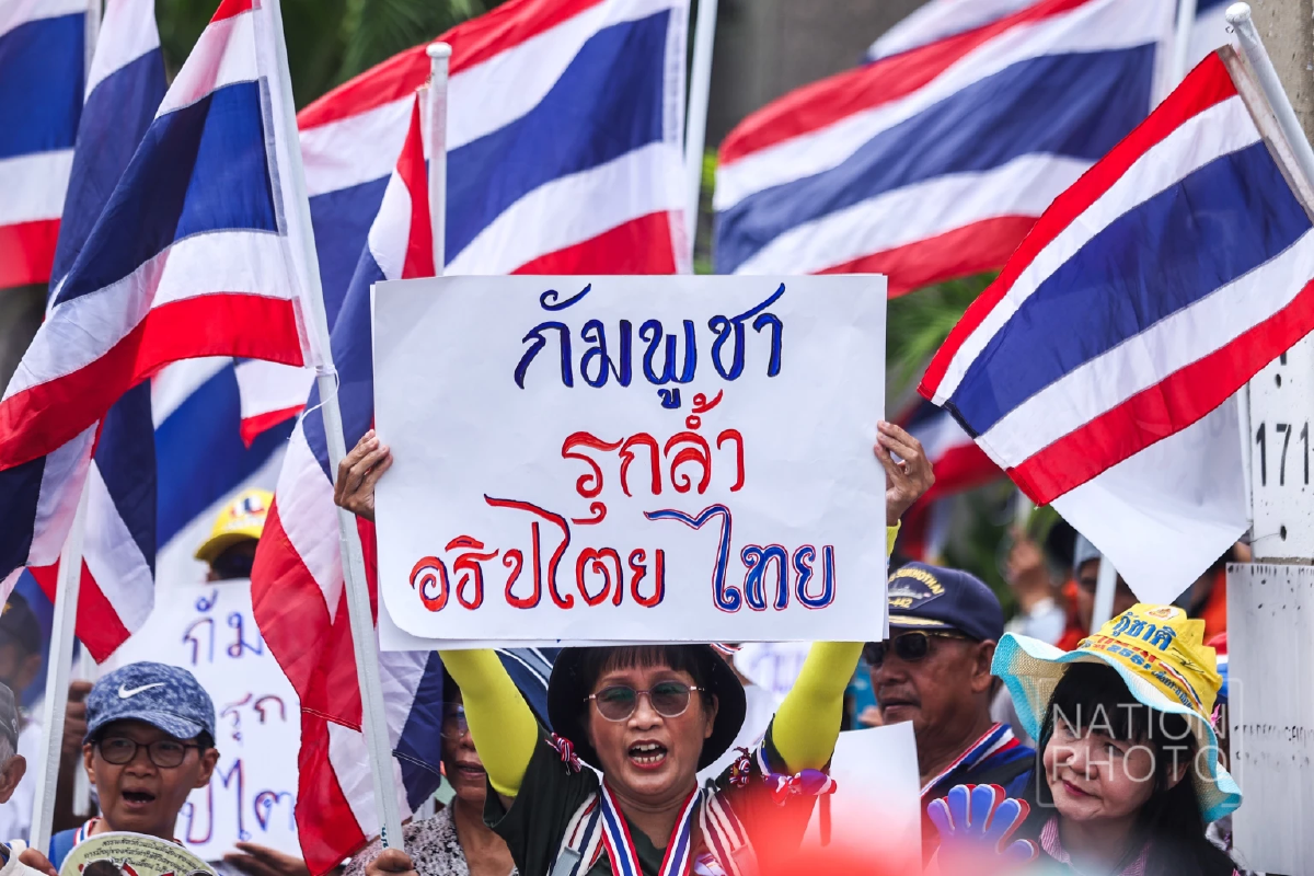 \"คปท.-ศปปส.\" รวมตัวแสดงพลัง หน้าสถานทูตกัมพูชา หลังทหารเหยียบระเบิด