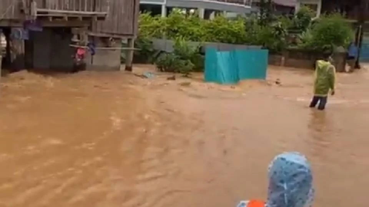\"พายุวิภา\" ถล่มพะเยา น้ำท่วมสูงหมู่บ้านหนองบัว เตือนกระแสน้ำแรง