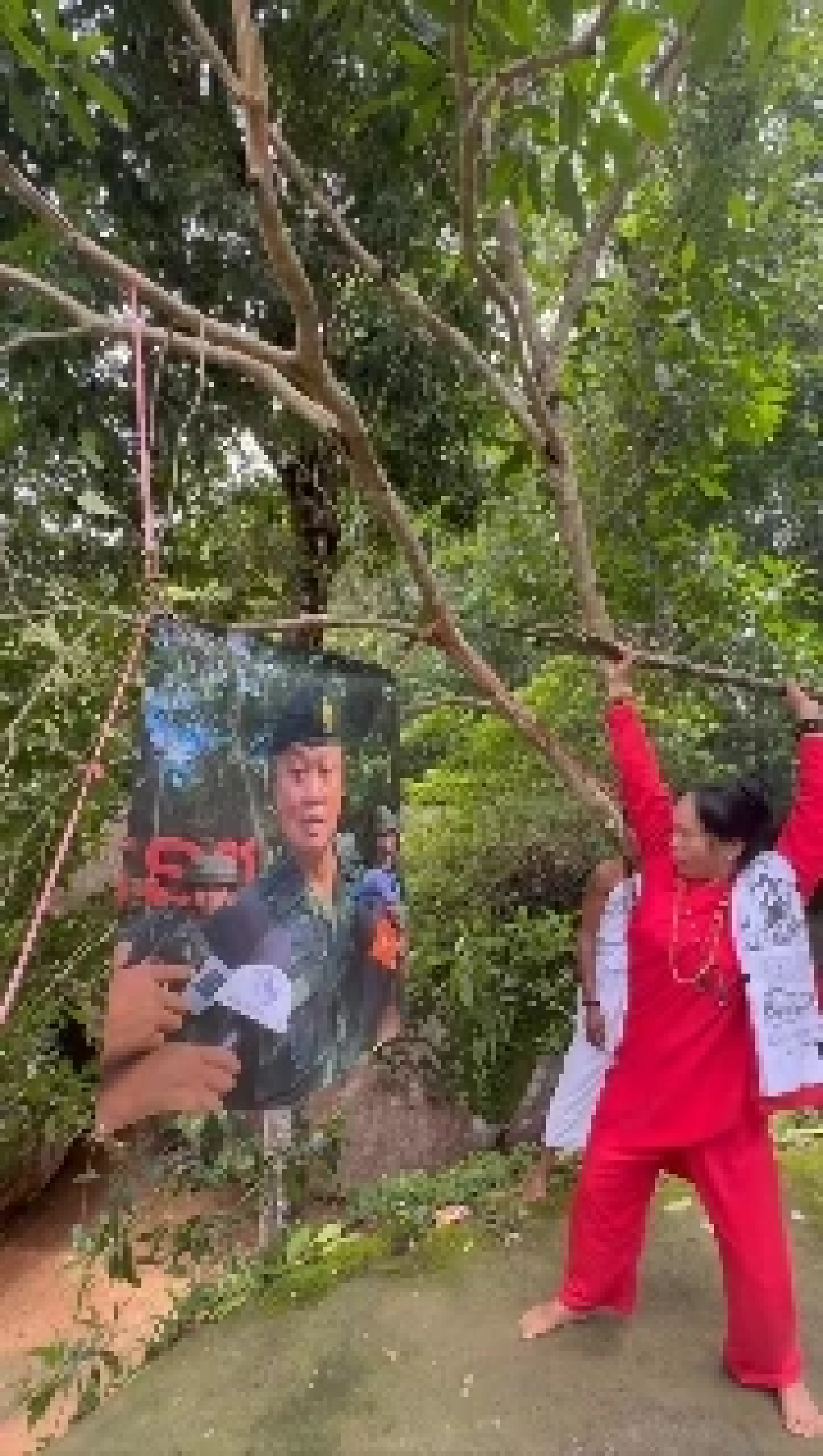 หมอผีขแมร์ ทำพิธีใส่ \"แม่ทัพกุ้ง\" ร่ายรำ ใช้อาวุธทำร้าย-เผารูป
