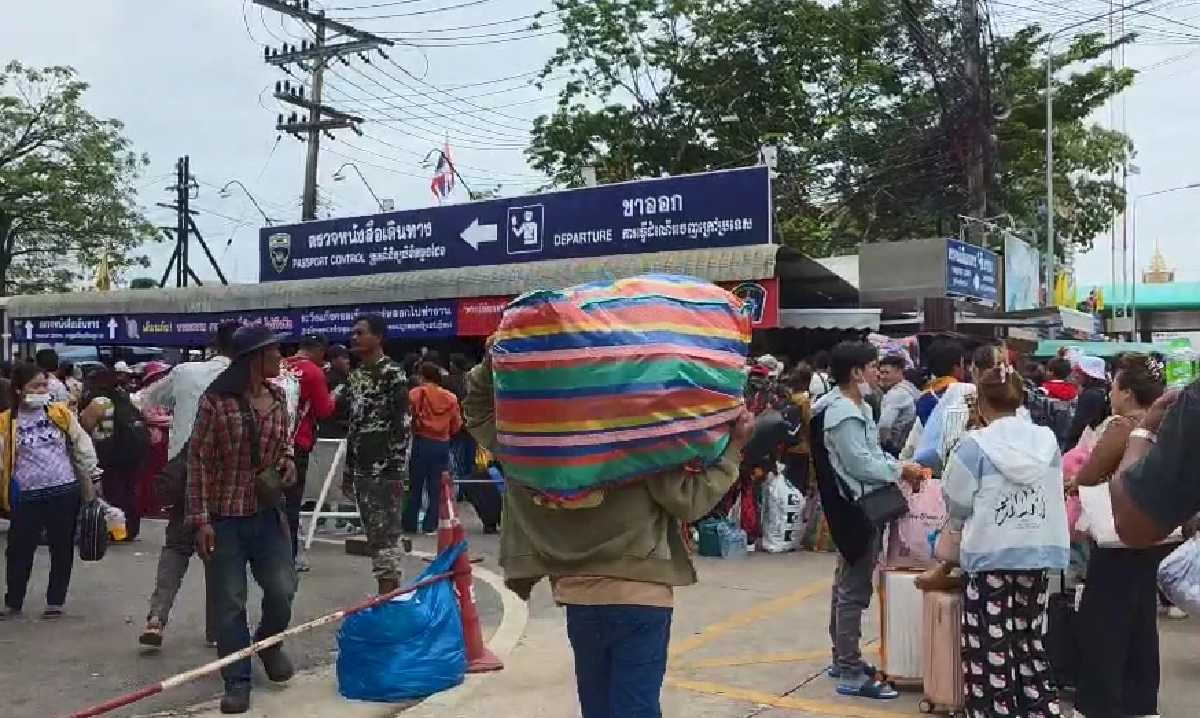 แรงงานกัมพูชา นับพันคน ตื่นเหตุสู้รบ แห่กลับประเทศ แน่นด่านอรัญฯ