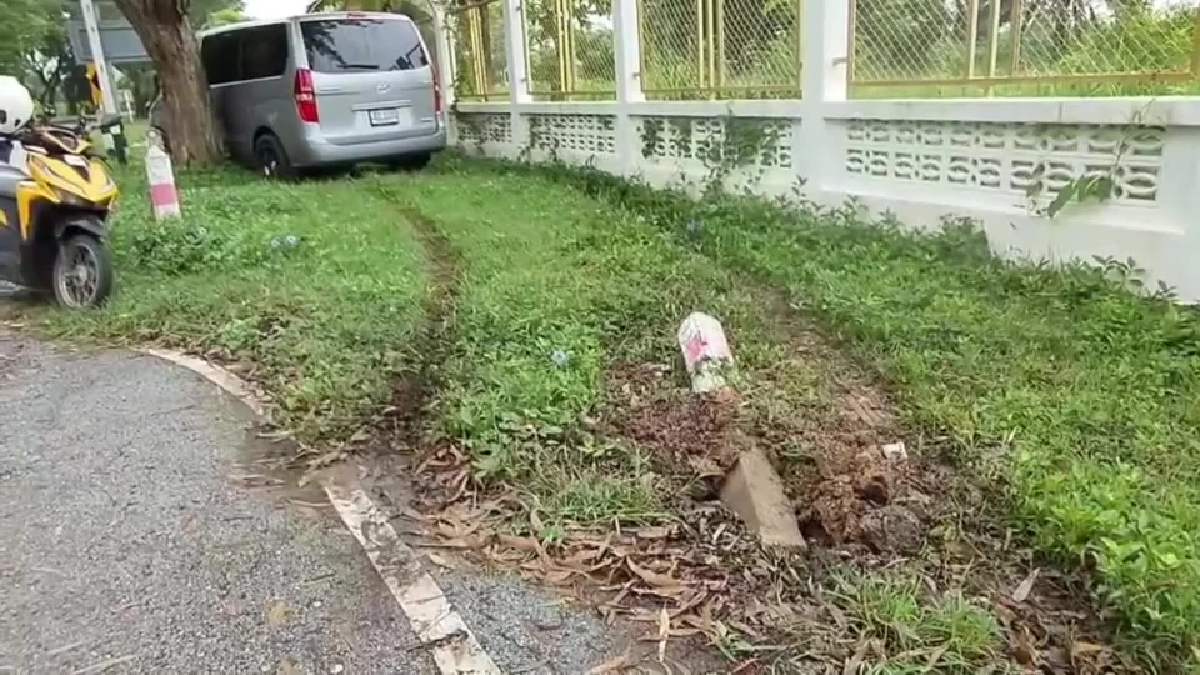 สุดสลด แม่ยืนใส่บาตร ลูกขับรถมารับ เกิดเสียหลักพุ่งชน เสียชีวิต