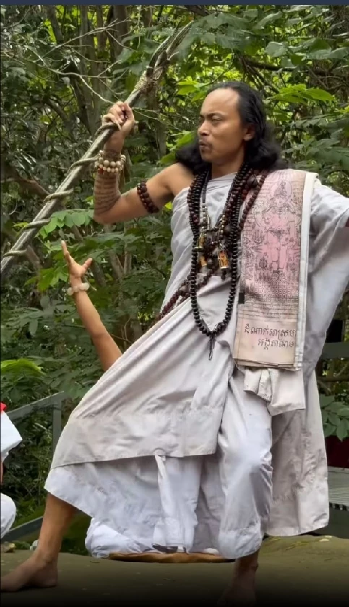 หมอผีขแมร์ ทำพิธีใส่ \"แม่ทัพกุ้ง\" ร่ายรำ ใช้อาวุธทำร้าย-เผารูป