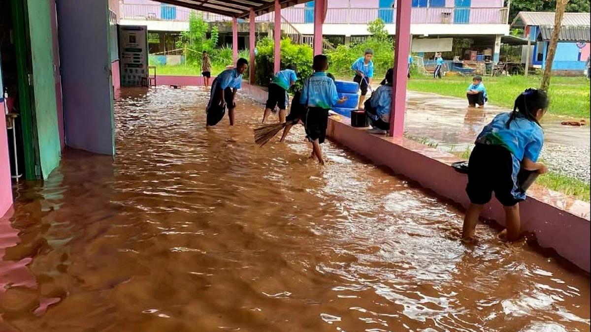 ฝนถล่มหนัก น้ำป่าทะลักท่วมหลายพื้นที่ใน จ.เลย นักเรียน - ครู ช่วยกันวิดน้ำออกจากห้องเรียน