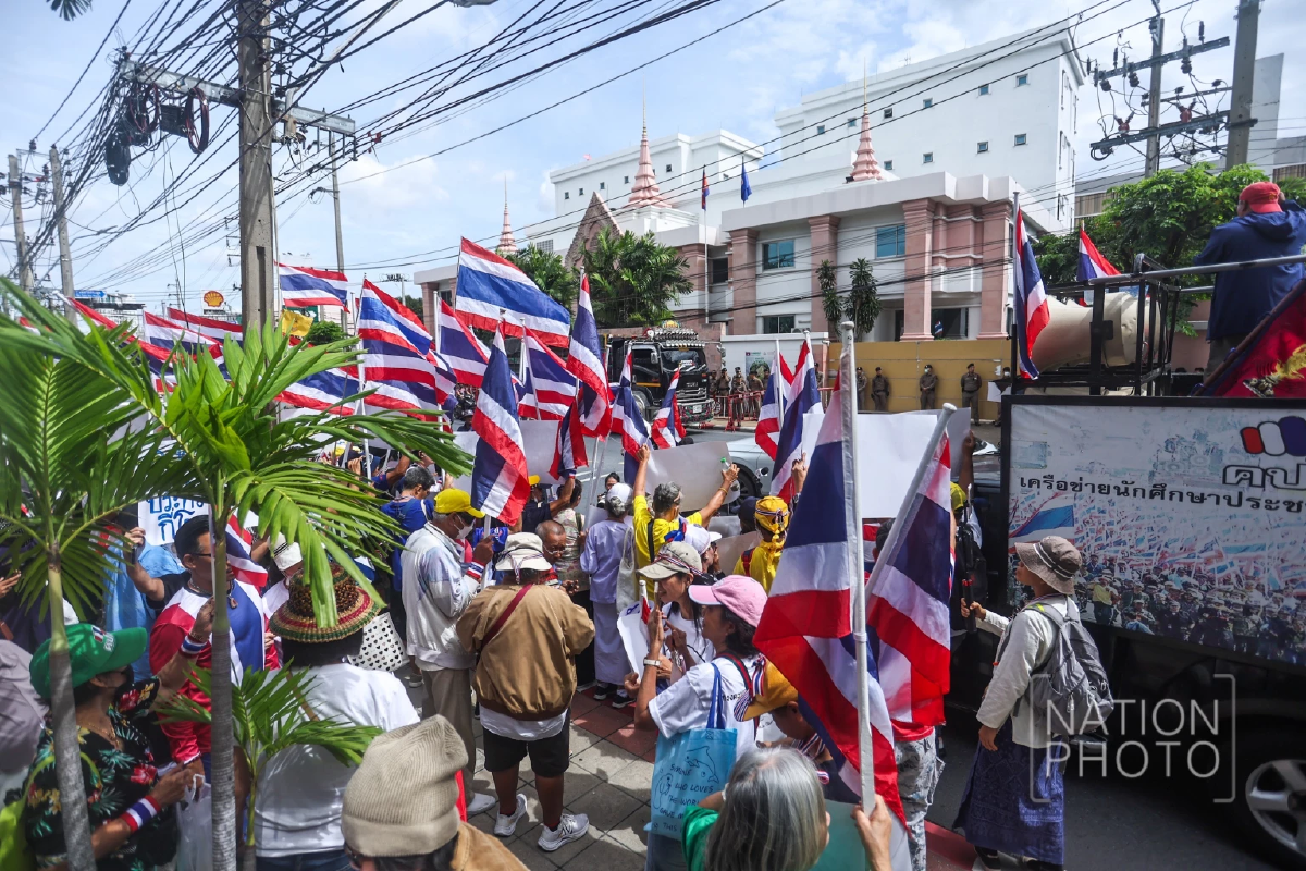 \"คปท.-ศปปส.\" รวมตัวแสดงพลัง หน้าสถานทูตกัมพูชา หลังทหารเหยียบระเบิด