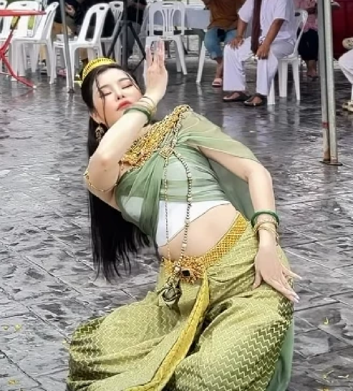\"ลิลลี่ เหงียน\" รำถวายพ่อปู่พญานาค ไม่พลาดจุดธูป-ซูมเลขขันน้ำมนต์