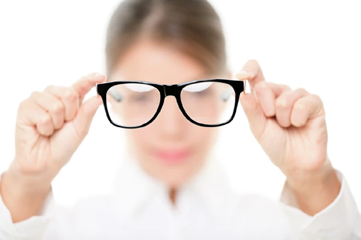 จักษุแพทย์ไขข้อสงสัย! มองไม่ชัด ไม่ใส่แว่น เสี่ยง “สมองเสื่อม” จริงไหม?