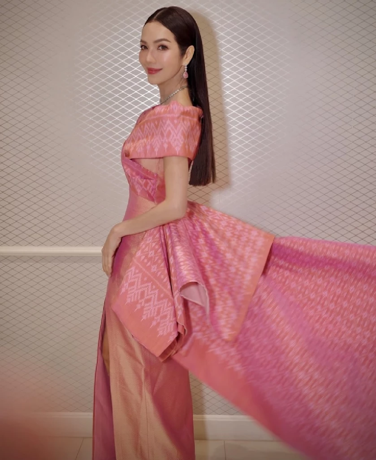\"อ๋อม สกาวใจ\" ส่งกำลังใจให้ทหารไทย เปิดห้องทำงานใหม่พร้อมทำหน้าที่