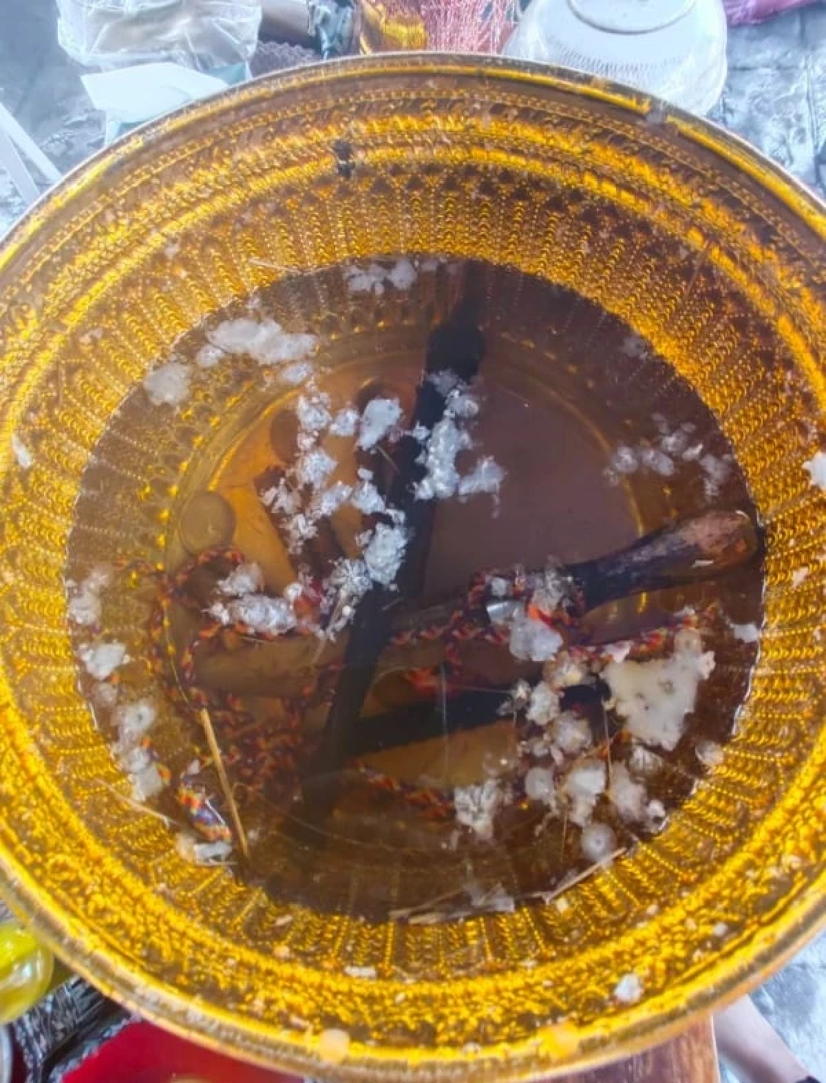 \"ลิลลี่ เหงียน\" รำถวายพ่อปู่พญานาค ไม่พลาดจุดธูป-ซูมเลขขันน้ำมนต์