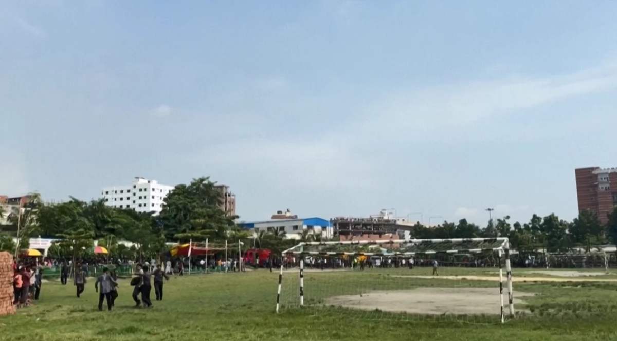 เครื่องบินฝึก ของกองทัพอากาศบังกลาเทศ ตกใส่โรงเรียน ดับแล้ว 19 ราย