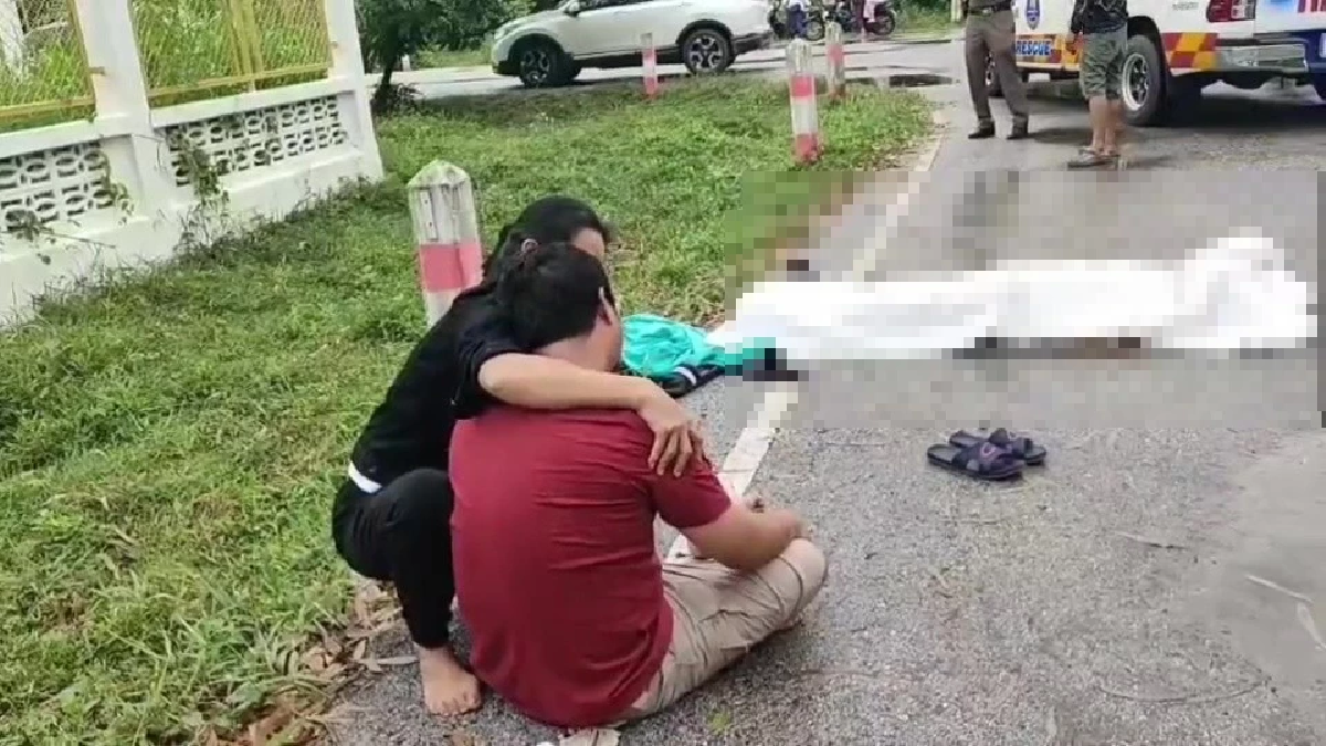 สุดสลด แม่ยืนใส่บาตร ลูกขับรถมารับ เกิดเสียหลักพุ่งชน เสียชีวิต
