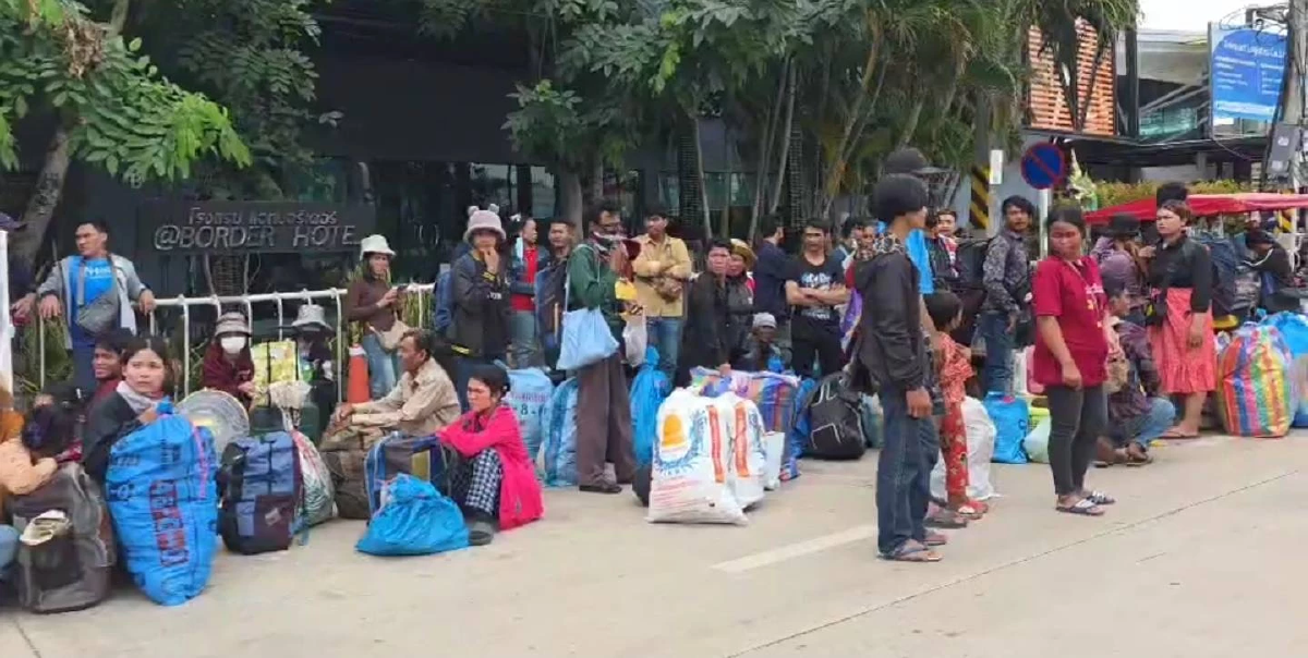แรงงานกัมพูชา นับพันคน ตื่นเหตุสู้รบ แห่กลับประเทศ แน่นด่านอรัญฯ