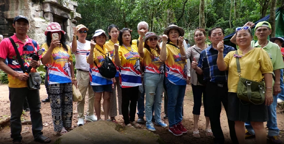 ชาวกัมพูชา ทำพิธีกลางปราสาทตาควาย สาปแช่ง-ขับไล่ คนไทย