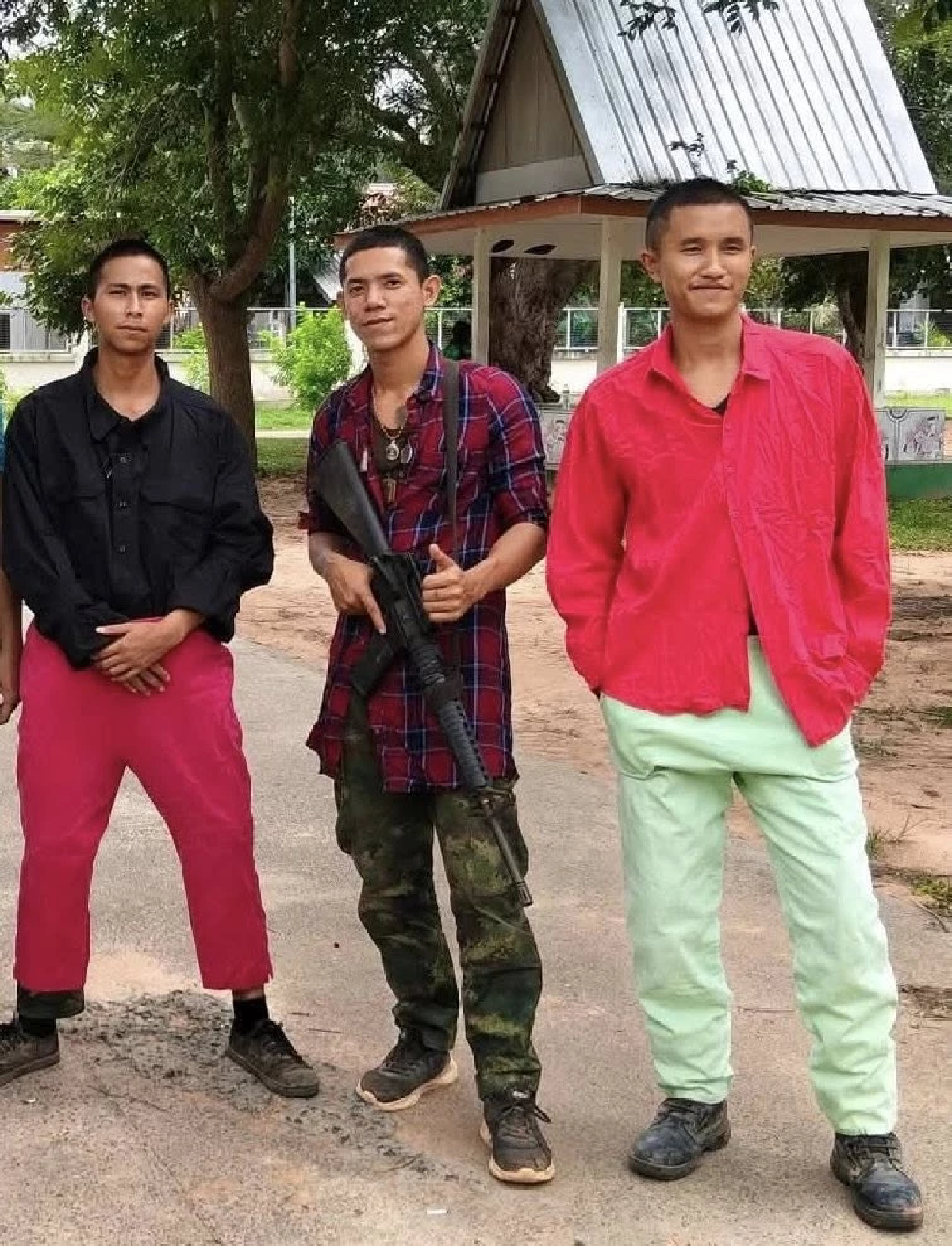 \"ทหารชายแดน\" ใส่เสื้อผ้าบริจาค เรียกสียงหัวเราะและรอยยิ้ม