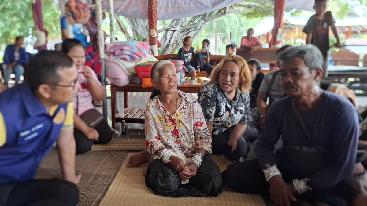 แม่ ปล่อยโฮกลางศูนย์อพยพ รู้ข่าวลูกชายสละชีพกลางสนามรบ