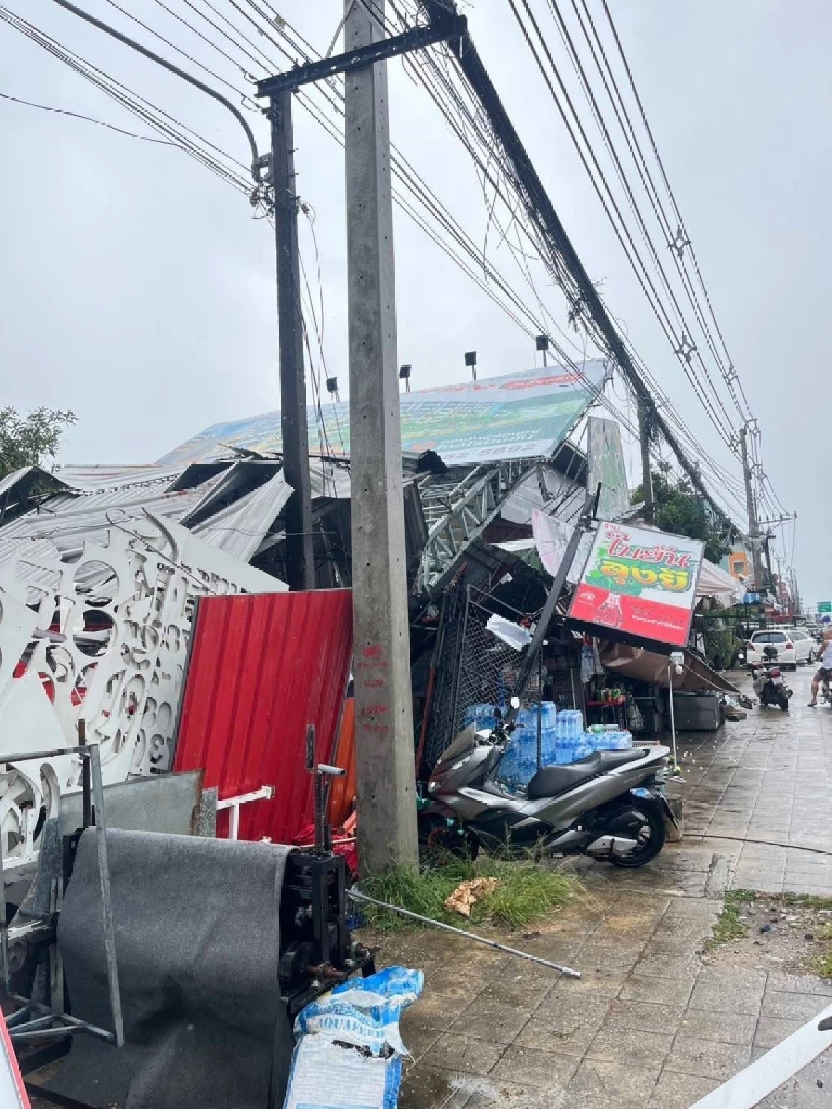 ภูเก็ตอ่วม! พายุฝน ลมกระโชกแรง พัดต้นไม้หักโค่น ไฟดับหลายจุด