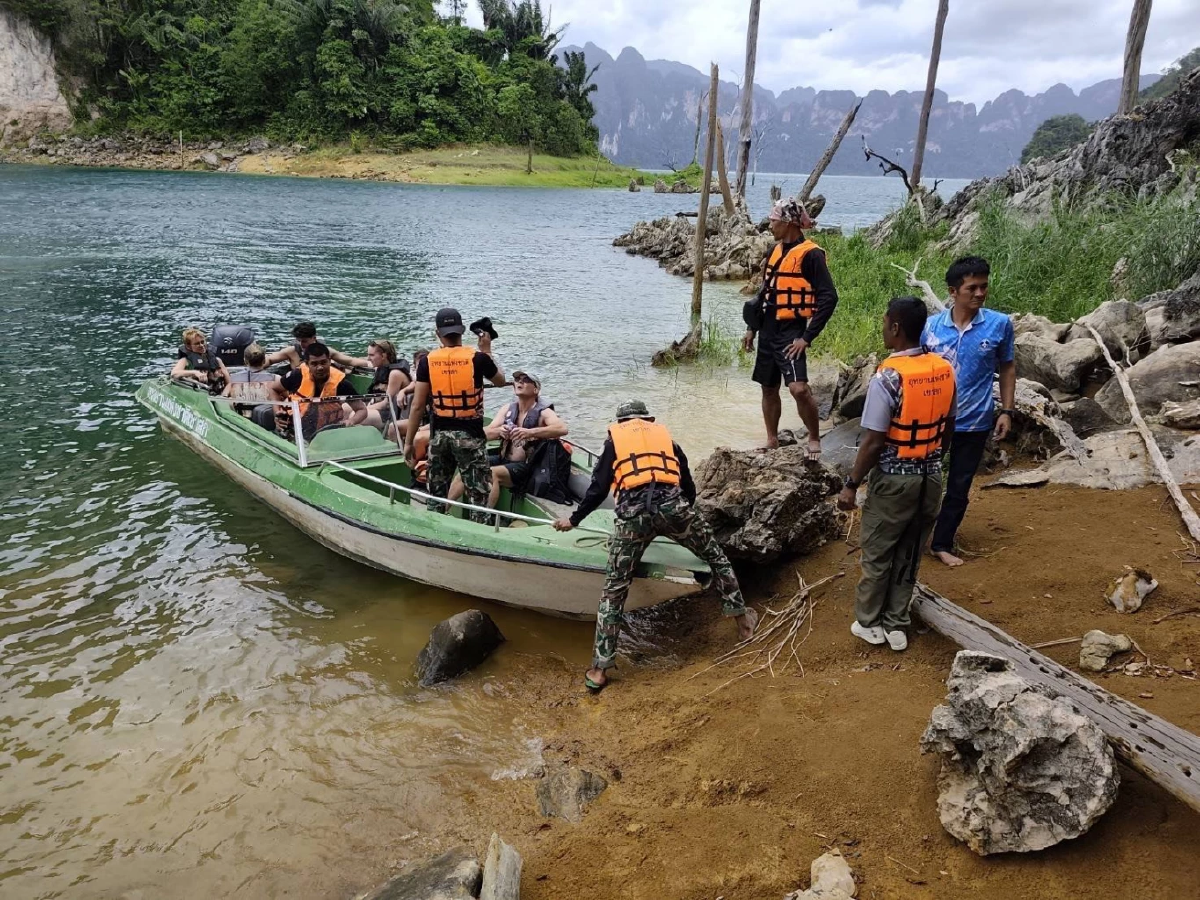 นทท.ระทึก! เรือล่มในเขื่อนเชี่ยวหลาน \"ไกด์สาว\" สำลักน้ำดับ