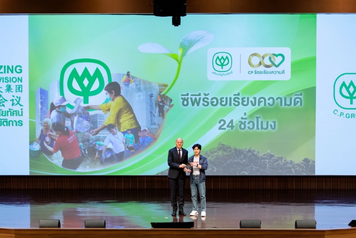นายสรวิศ คำวอน เจ้าหน้าที่ดีแทคเซ็นเตอร์ สาขาบิ๊กซี ติวานนท์ จังหวัดนนทบุรี บริษัท ทรู คอร์ปอเรชั่น จำกัด (มหาชน)