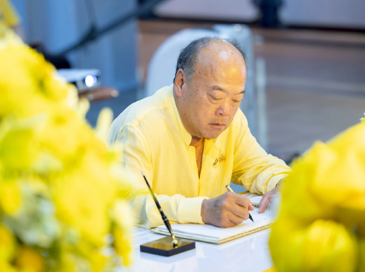กลุ่มบริษัทบีทีเอส จัดพิธีลงนามถวายพระพร-จุดเทียนถวายพระพรชัยมงคลพระบาทสมเด็จพระเจ้าอยู่หัว