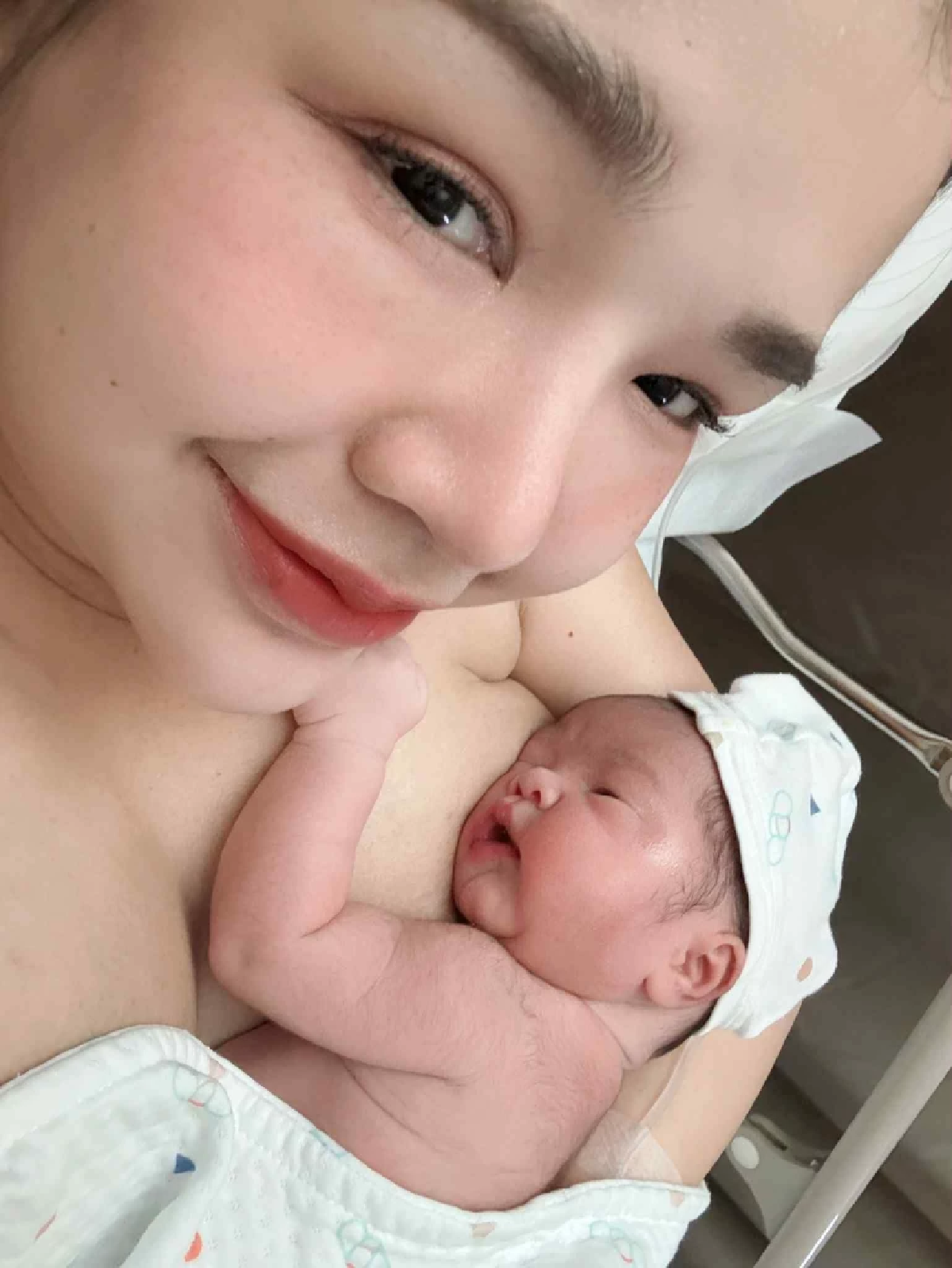 \"เจนนี่ ได้หมดถ้าสดชื่น\" ถือฤกษ์ดี คลอดลูกสาวคนเล็ก \"น้องจาญ่า\"
