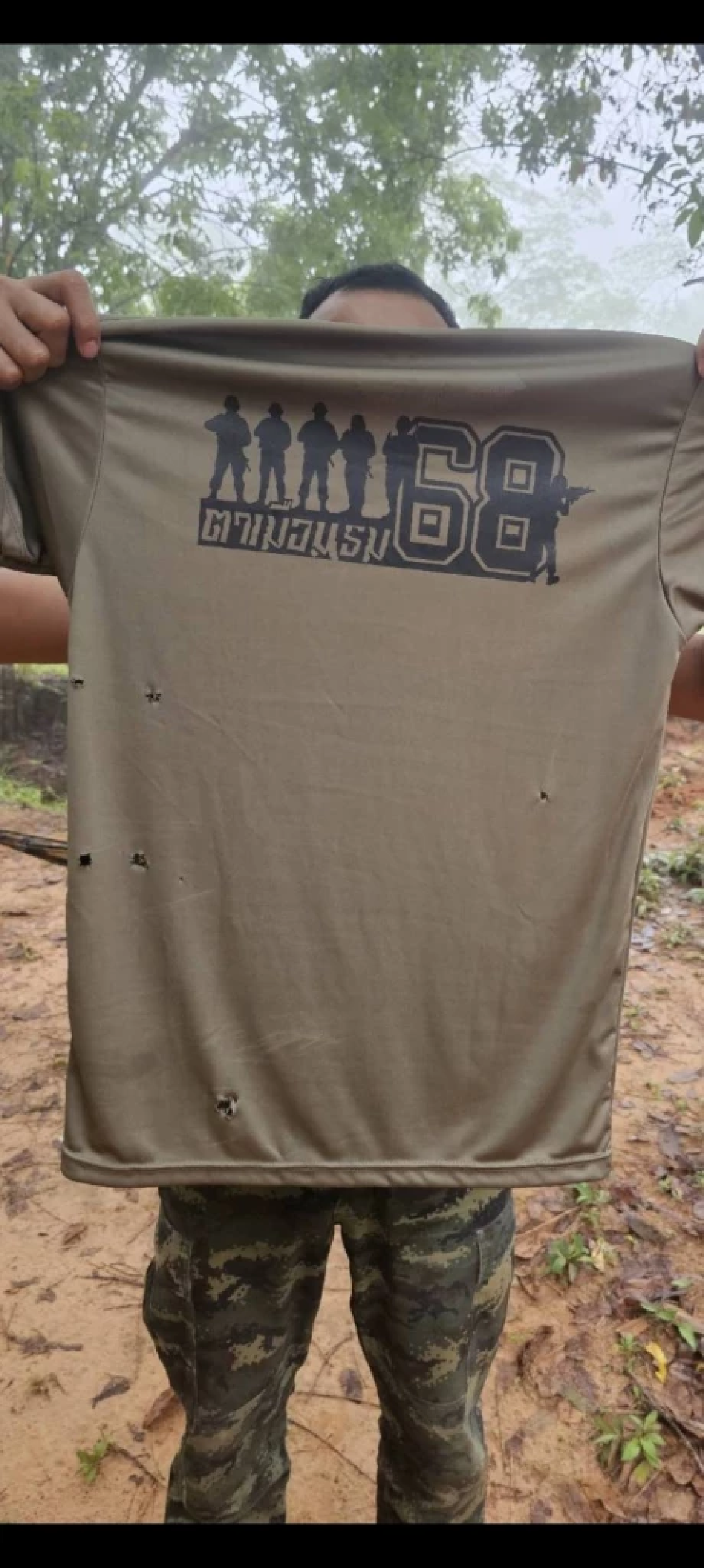 \"ทหารชายแดน\" ใส่เสื้อผ้าบริจาค เรียกสียงหัวเราะและรอยยิ้ม