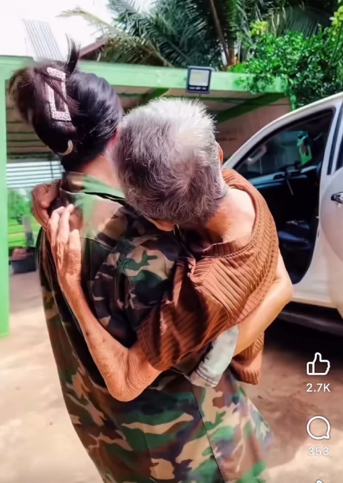 ระทึก! อดีตนักร้อง \"เจี๊ยบ กนกพร\" อุ้ม \"แม่\" หนีตายสงคราม \"กัมพูชา\" (คลิป)