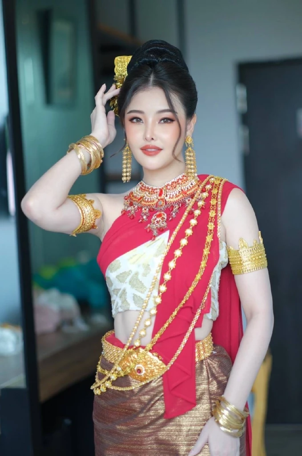 \"ลิลลี่ เหงียน\" รำถวายพ่อปู่พญานาค ไม่พลาดจุดธูป-ซูมเลขขันน้ำมนต์