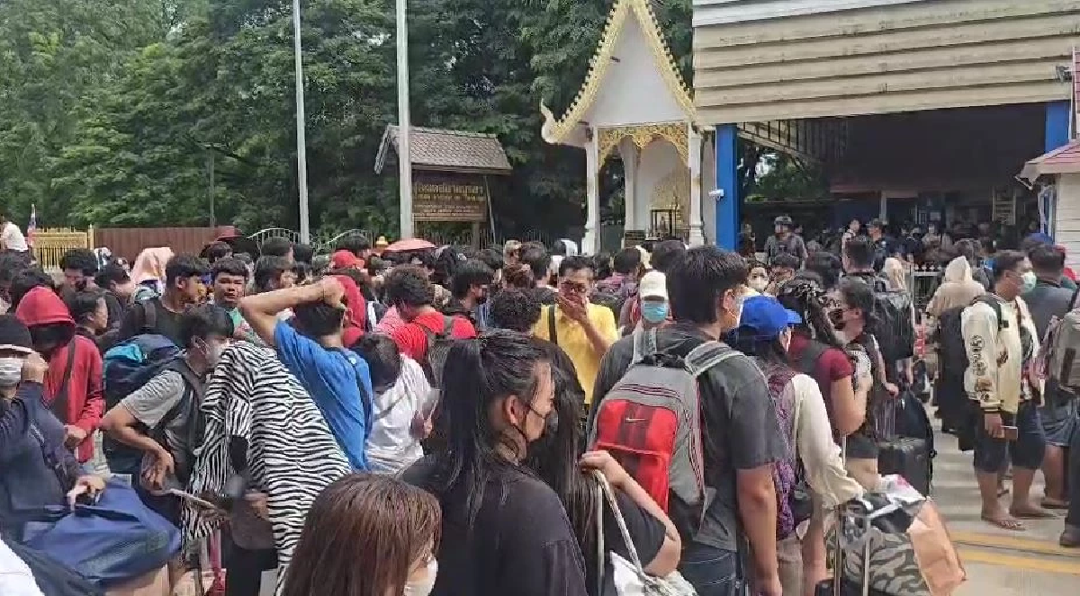 หวั่นสถานการณ์ยืดเยื้อ คนไทยแห่กลับประเทศ แน่นด่านคลองลึก