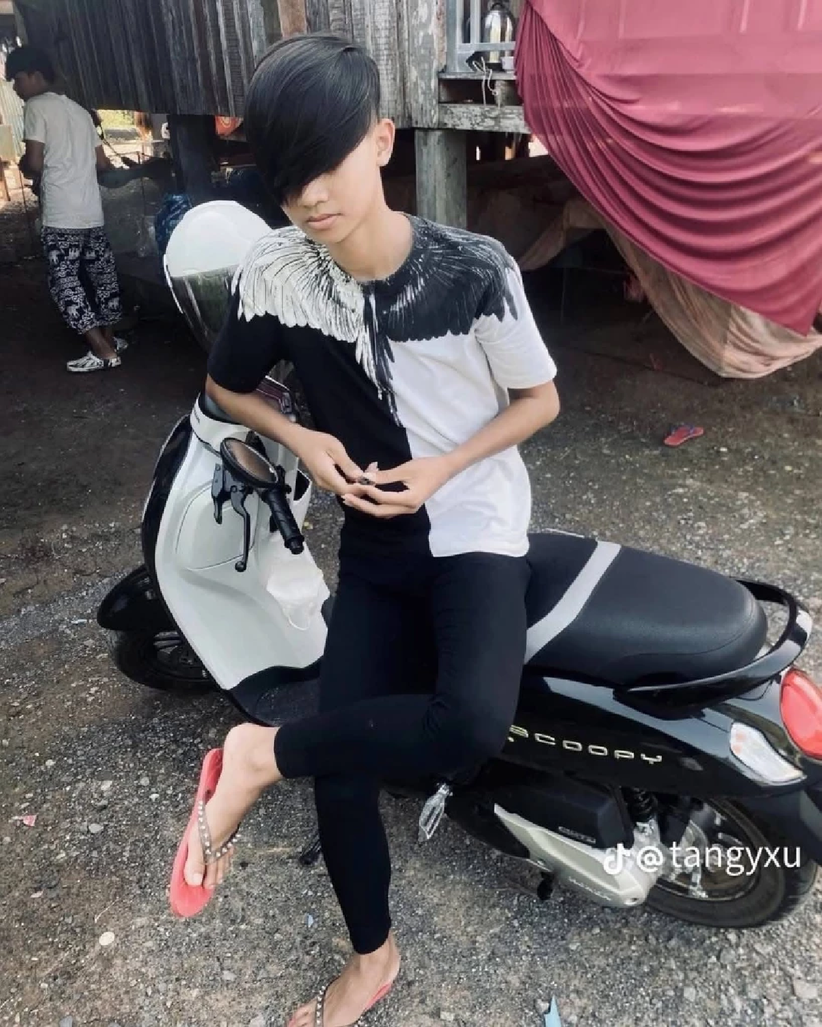 แก๊งน้ำไม่อาบเขมร  จ่อปะทะ  แก๊งน้ำไม่อาบไทย  เจอกันปราสาทตาเมือนธม!