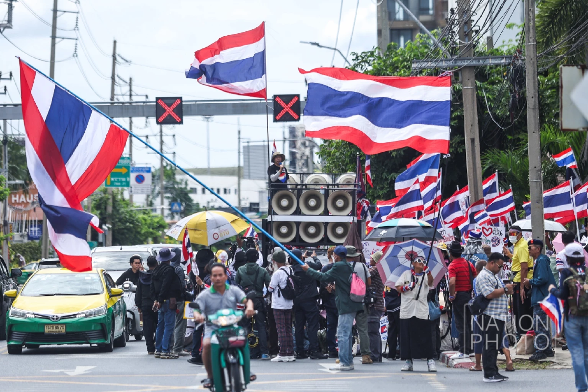\"คปท.-ศปปส.\" รวมตัวแสดงพลัง หน้าสถานทูตกัมพูชา หลังทหารเหยียบระเบิด