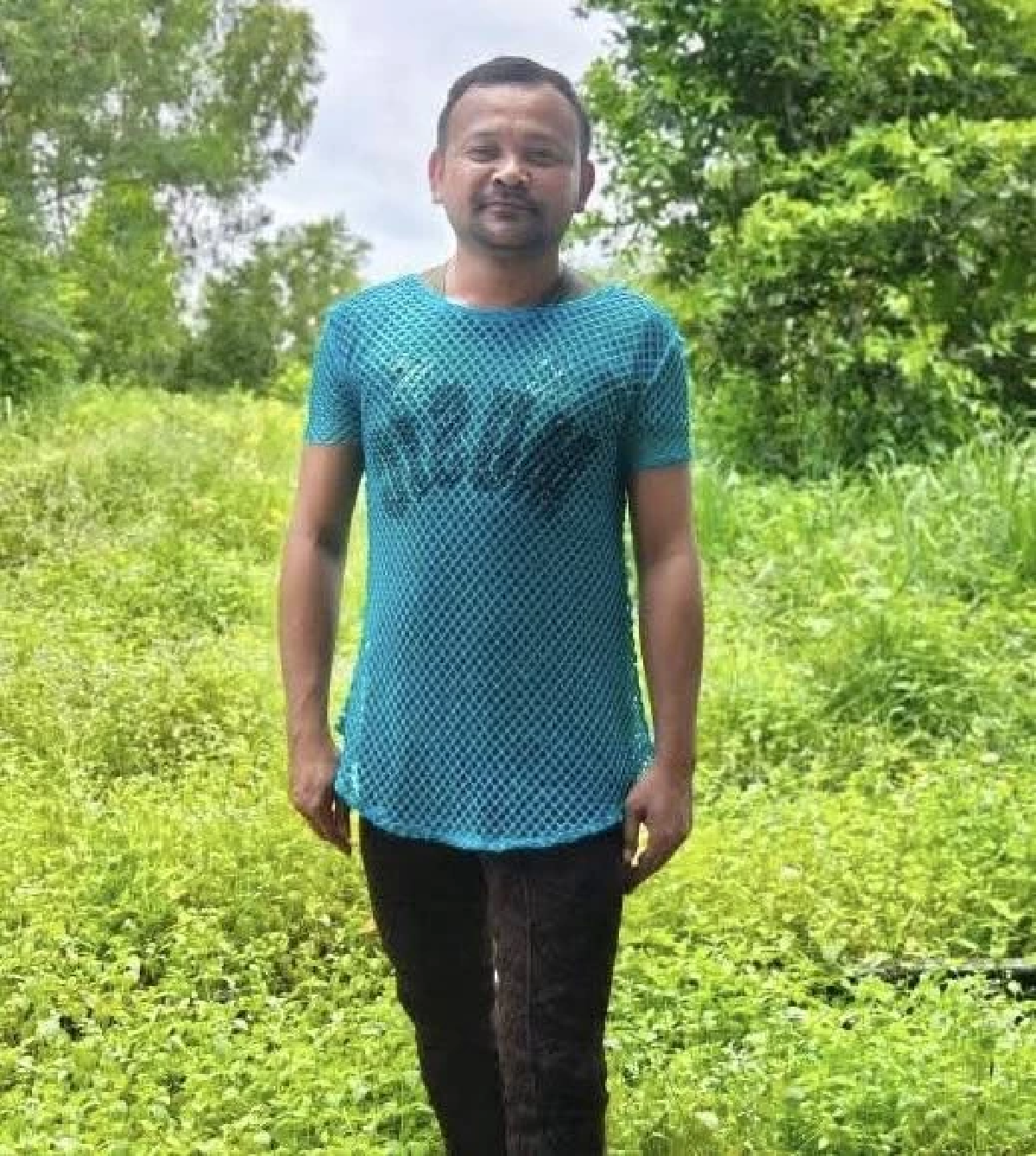 \"ทหารชายแดน\" ใส่เสื้อผ้าบริจาค เรียกสียงหัวเราะและรอยยิ้ม